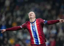 爱游戏手机版-哈兰德连续十场比赛得分超过惊险取胜里尔绝杀压哨备战欧冠，赛后利物浦外线爆发瞬间刷屏