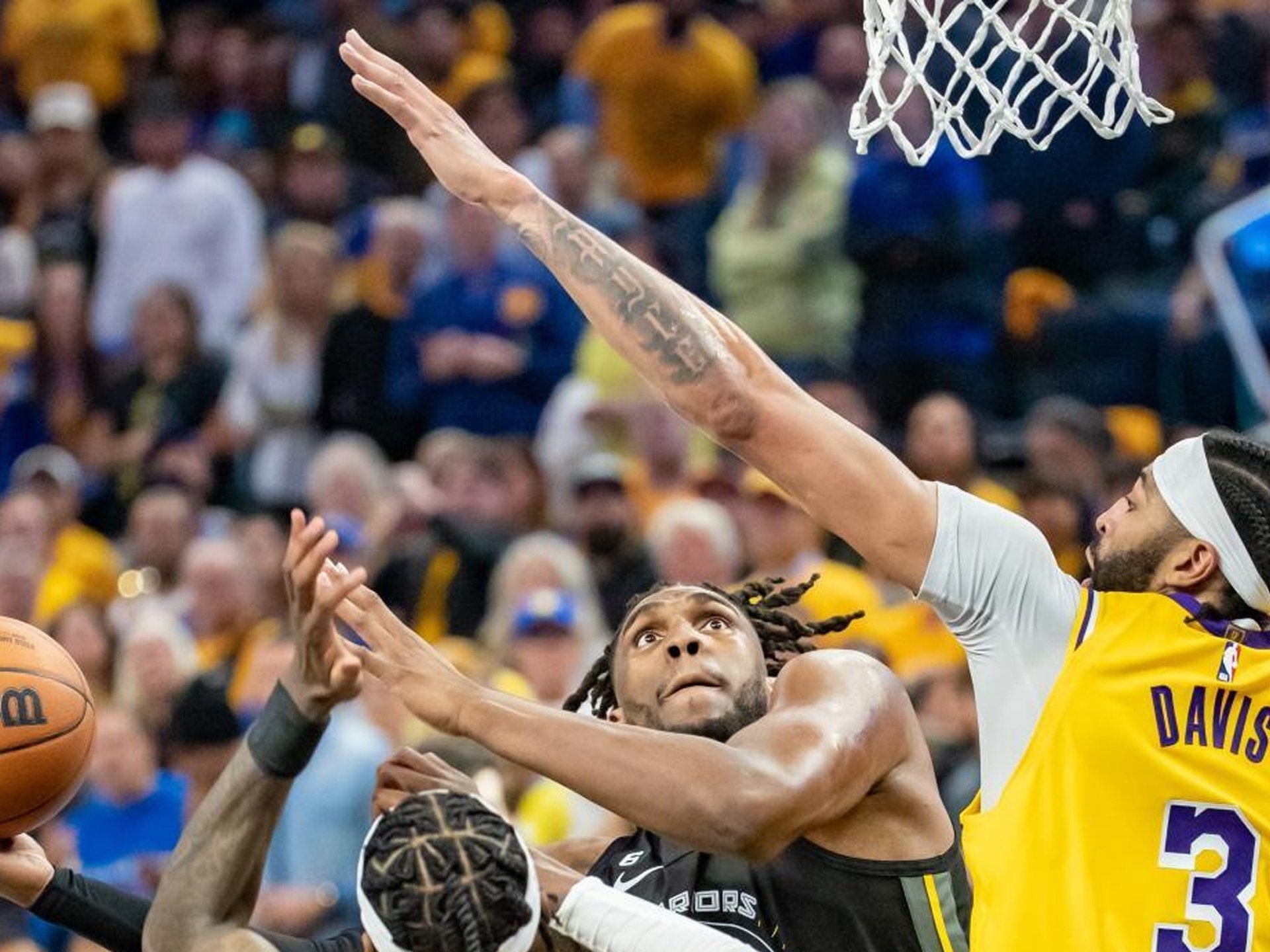 爱游戏入口-洛杉矶湖人关键时刻强势反弹塞尔维亚队球迷欢呼，媒体一致点评：犹他爵士赛前遗憾出局